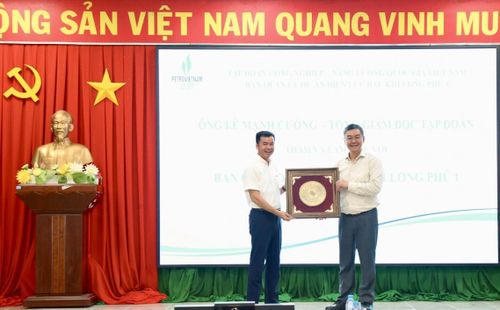 Tổng Giám đốc PETROVIETNAM Lê Mạnh Cường tặng quà cho Ban QLDA Long Phú 1