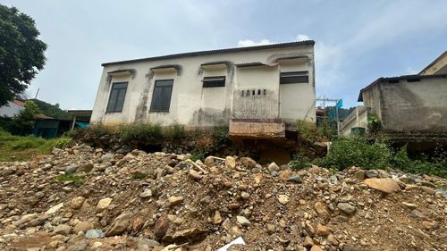 Người dân khẩn trương di dời tài sản khỏi khu vực sạt lở