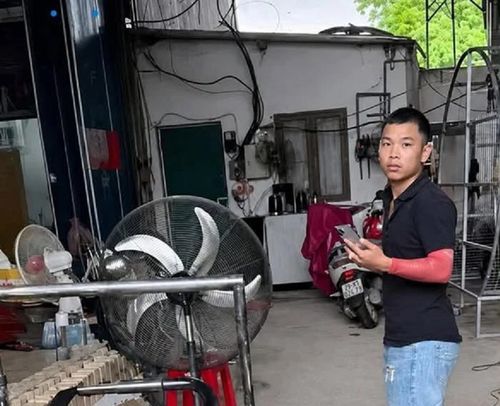 Nguyễn Văn Hợi (biệt danh Khánh Sky) tìm đến xưởng của Vua Quạt tại xã Tam Giang, tỉnh Bắc Ninh. Ảnh: Chụp màn hình