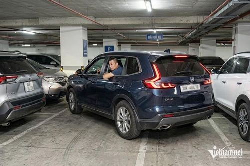 Đưa xe vào các vị trí đỗ chật hẹp là một trong những kỹ năng mà nhiều lái mới phải "toát mồ hôi". Ảnh được tạo bởi AI