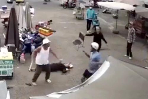 Nghi can gây án hung hãn dọa những người vào can ngăn. Ảnh: Cắt từ clip 