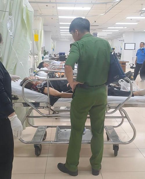 Đại diện công an vào bệnh viện ghi nhận tình hình của nạn nhân Đ.T.A. Ảnh: H.T.N.