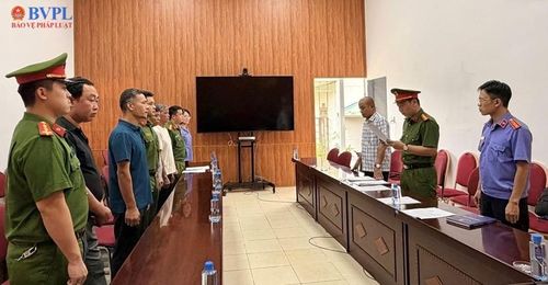 Kiểm sát viên kiểm sát thi hành Lệnh bắt bị can để tam giam đối với các bị can.