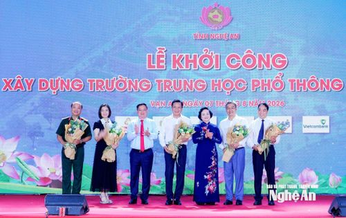Phó Thủ tướng Chính phủ Phạm Thị Thanh Trà và Bí thư Tỉnh ủy, Trưởng Đoàn ĐBQH tỉnh Nghệ An Nguyễn Khắc Thận tặng hoa ghi nhận, biểu dương và cảm ơn các nhà tài trợ đã đồng hành xây dựng công trình. Ảnh: Phạm Bằng