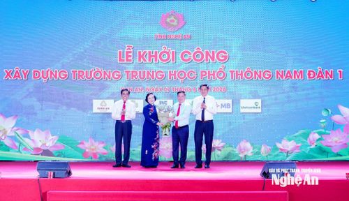 Các đồng chí Thường trực Tỉnh ủy tặng hoa trân trọng cảm ơn Phó Thủ tướng Chính phủ Phạm Thị Thanh Trà đã luôn quan tâm, đồng hành, hỗ trợ tỉnh. Ảnh: Phạm Bằng