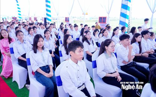 Các em học sinh Trường THPT Nam Đàn 1. Ảnh: Phạm Bằng
