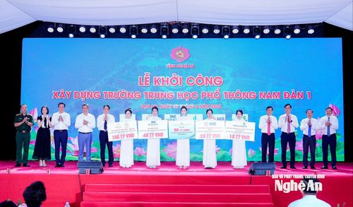 Các nhà tài trợ trao biển tài trợ cho tỉnh Nghệ An để xây dựng Trường THPT Nam Đàn 1. Ảnh: Phạm Bằng
