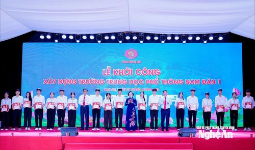 Lãnh đạo Đảng, Nhà nước, tỉnh Nghệ An và các nhà tài trợ đã trao những phần quà ý nghĩa đến 100 học sinh Trường THPT Nam Đàn 1. Ảnh: Phạm Bằng