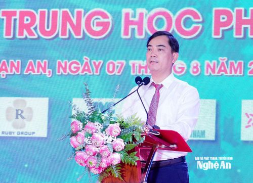 Giám đốc Sở Giáo dục và Đào tạo Nguyễn Văn Khoa báo cáo sự cần thiết đầu tư xây dựng mới Trường THPT Nam Đàn 1. Ảnh: Phạm Bằng