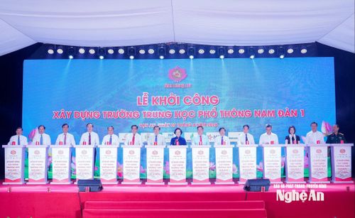 Các đồng chí lãnh đạo Đảng, Nhà nước, tỉnh Nghệ An và các nhà tài trợ thực hiện nghi thức khởi công. Ảnh: Phạm Bằng
