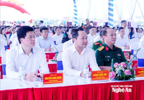 Các đại biểu dự Lễ khởi công. Ảnh: Phạm Bằng