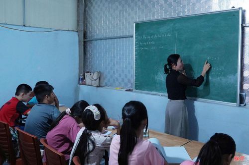4 lớp được mở các ngày trong tuần, dành cho học sinh lớp 6 và lớp 9. Từ sự đồng hành của giáo viên, các em được củng cố kiến thức 3 môn Toán, Ngữ văn, Tiếng Anh cũng như rèn luyện kỹ năng và thêm tự tin trước khi bước vào cấp học mới.