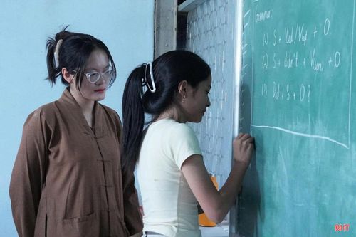 Những bài giảng được trao đi bằng tinh thần thiện nguyện góp phần thắp sáng ước mơ học tập cho các em.