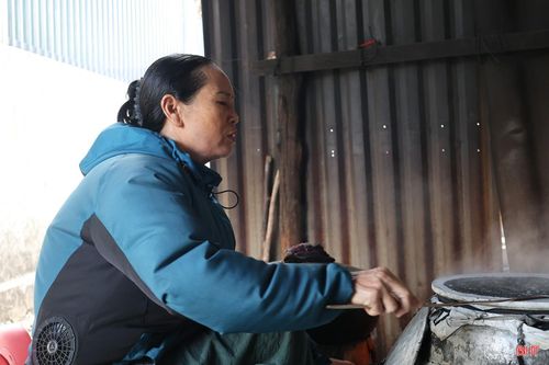 “Điều vui nhất với tôi là sản phẩm làm ra được khách hàng đón nhận, không chỉ có mặt ở nhiều tỉnh, thành trong cả nước mà còn theo chân người tiêu dùng sang Nhật Bản, Hàn Quốc, Đài Loan. Nhiều người con quê hương đi làm ăn xa, mỗi lần trở về cũng tìm mua sản phẩm làm quà. Những phản hồi tích cực của khách hàng chính là niềm vui và động lực để tôi tiếp tục gắn bó, nâng cao chất lượng sản phẩm mỗi ngày.” - bà Huê chia sẻ.