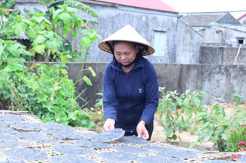 “Điều người sản xuất lo nhất là đầu ra, nhưng bánh đa của gia đình tôi làm ngày nào bán hết ngày đó, có thời điểm khách đặt mà không đủ hàng. Chỉ cần chịu khó, làm đều tay thì ngày nào cũng có thu nhập. Nhờ nghề này, chúng tôi vừa có việc làm ngay tại nhà, vừa có thêm điều kiện trang trải cuộc sống gia đình”, bà Khiện cho biết.