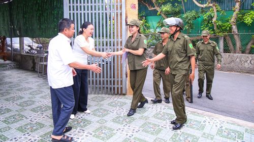 Chúng tôi luôn chủ động tìm hiểu tình hình, vận động bà con chấp hành tốt các chủ trương, quy định của địa phương, cùng nhau giữ gìn tình làng nghĩa xóm.