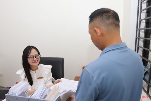 Chuyên viên Văn phòng HĐND và UBND phụ trách lĩnh vực tư pháp (UBND xã Nghi Xuân) tiếp nhận hồ sơ từ người dân.