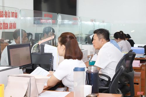 Phường Thành Sen có 4 người làm công tác tư pháp, hộ tịch, trực tiếp tiếp nhận TTHC ở Trung tâm Phục vụ hành chính công.
