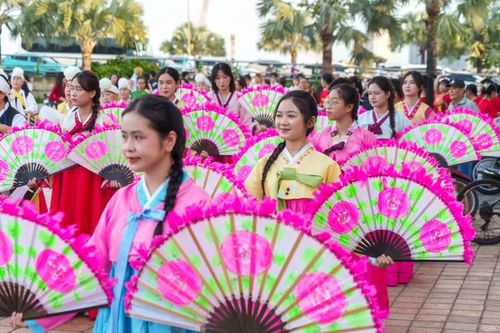 Điệu múa quạt truyền thống của Hàn Quốc khoe sắc hồng rực rỡ dưới nắng chiều. (Ảnh: Thanh Phong/Vietnam+)