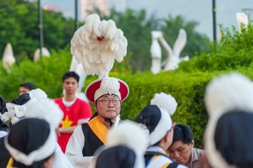 Nghệ sĩ Hàn Quốc thu hút ánh nhìn với chiếc mũ truyền thống Bupo Sangmo đính chùm lông trắng lớn, một phụ kiện độc đáo trong nghệ thuật biểu diễn Samulnori. (Ảnh: Thanh Phong/Vietnam+)