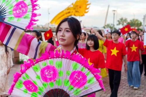 Nét xinh đẹp của thiếu nữ Việt Nam trong trang phục Hanbok hòa cùng điệu múa quạt. (Ảnh: Thanh Phong/Vietnam+)