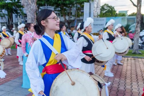 Các nghệ sĩ say sưa trong từng nhịp gõ, mang đến không khí lễ hội vô cùng sôi động. (Ảnh: Thanh Phong/Vietnam+)