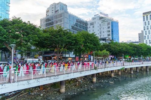 Hơn 100 thành viên từ các đoàn nghệ thuật, sinh viên hai nước tham gia diễu hành trên tuyến phố Bạch Đằng. (Ảnh: Thanh Phong/Vietnam+)