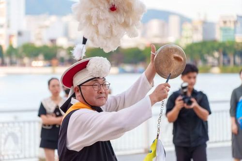 Nghệ sĩ Hàn Quốc đánh chiếc chiêng Kkwaenggwari dẫn dắt nhịp điệu rộn ràng cho đoàn diễu hành. (Ảnh: Thanh Phong/Vietnam+)