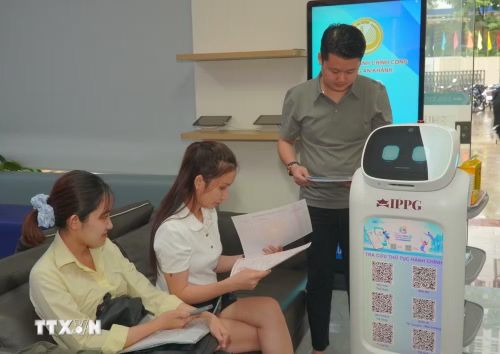 Robot AI tại phường An Khánh, Thành phố Hồ Chí Minh, cung cấp tờ khai, bộ thủ tục hành chính để người dân tiện tra cứu. (Ảnh: Hữu Duyên/TTXVN)