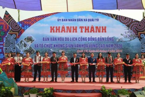 Đại biểu cắt băng khánh thành bản văn hóa du lịch cộng đồng bản Lồng, xã Quài Tở. (Ảnh: Xuân Tư/TTXVN)