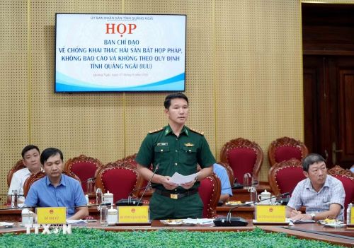 Thượng tá Đỗ Tài Năng, Phó Tham mưu trưởng Ban Chỉ huy Bộ đội Biên phòng tỉnh Quảng Ngãi, phát biểu tại buổi họp. (Ảnh: Lê Phước Ngọc/TTXVN)