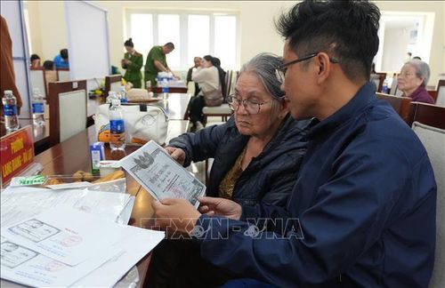 Bà Phùng Thị Huệ (86 tuổi, xã Hiệp Thạnh, tỉnh Lâm Đồng) cùng cháu trai đến lấy mẫu ADN để hy vọng tìm được người cậu ruột đã hy sinh và chưa rõ thông tin sau gần 80 năm qua.