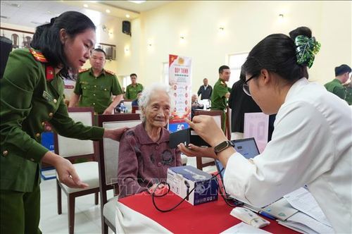 Cụ Nguyễn Thị Mai (98 tuổi, phường Xuân Trường – Đà Lạt) đi lấy mẫu ADN với hy vọng sớm tìm được người con trai liệt sĩ đang thất lạc thông tin.