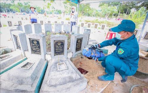Từng phần hài cốt liệt sĩ được các cán bộ, chiến sĩ nâng niu bằng tất cả sự thành kính, như một lời tri ân dành cho những người đã hiến trọn tuổi xuân vì độc lập, tự do của Tổ quốc.
