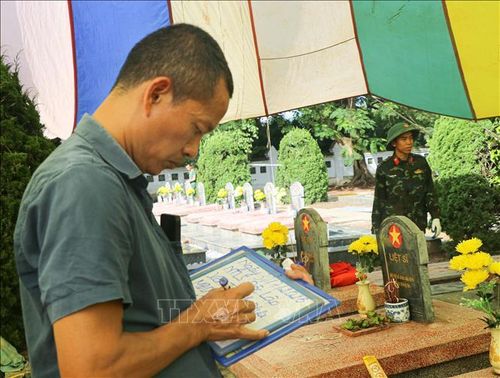 Lực lượng chức năng cẩn trọng ghi chép thông tin tromg quá trình khai quật các phần mộ tại Nghĩa trang Liệt sĩ Độc Lập, xã Thanh Nưa.
