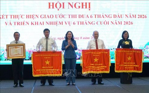 Phó Chủ tịch nước Võ Thị Ánh Xuân (đứng giữa) trao Cờ thi đua của Chính phủ và Bằng khen của Thủ tướng Chính phủ cho các thành phố có thành tích xuất sắc trong phong trào thi đua năm 2025.