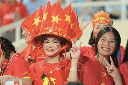 Khán giả đến sân cổ vũ cho đội nhà Việt Nam. Ảnh: Minh Quyết/TTXVN
