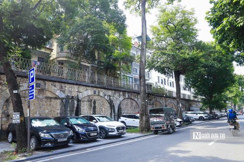 Trong ảnh là phần vỉa hè bên dưới các vòm cầu đoạn phố Phùng Hưng đang kinh doanh bãi gửi xe ô tô.