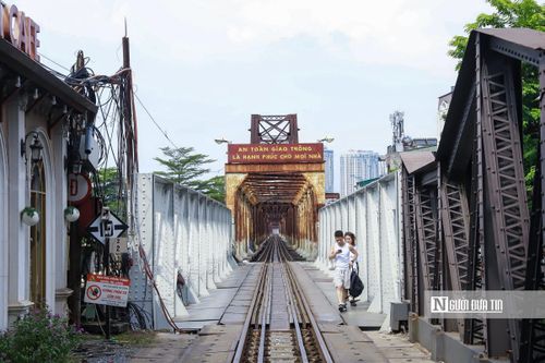 Nằm ở vị trí giao thoa đắc địa giữa khu phố cổ Hà Nội, điểm nhấn trung tâm của khu vực này chính là dải đường sắt chạy trên hệ thống vòm cầu đá mang dấu ấn lịch sử vượt thời gian.