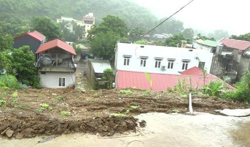 Ngọn núi phía taluy dương thuộc xã Quan Sơn xuất hiện vết nứt dài khoảng 100m, có vị trí rộng khoảng 0,8cm (Ảnh: K.C).