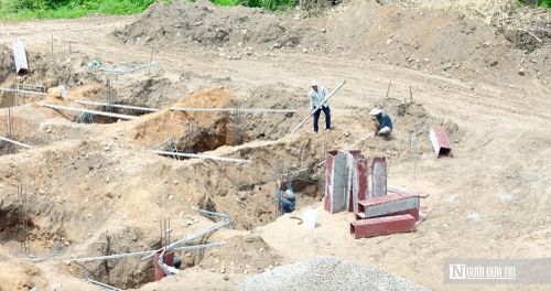 Đại diện Ban Quản lý dự án đầu tư xây dựng số 2 cho biết, các đơn vị thi công đang tập trung nhân lực, máy móc để thi công móng công trình đầu mối, đường quản lý vận hành, nhà quản lý và hệ thống kênh.