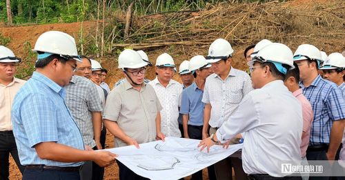 Chiều 7/8, Phó Chủ tịch UBND tỉnh Lâm Đồng ông Nguyễn Ngọc Phúc đã đi kiểm tra thực tế dự án hồ Ka Pét, xã Hàm Thạnh về tiến độ thi công dự án và hướng tháo gỡ khó khăn, vướng mắc. Tham dự có lãnh đạo các sở, ngành, Ban Quản lý dự án đầu tư xây dựng số 2, tỉnh Lâm Đồng (Chủ đầu tư) và các đơn vị có liên quan.