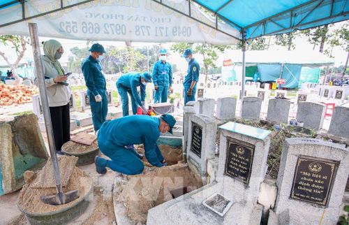 Mỗi người một phần việc, từng công đoạn lấy mẫu hài cốt liệt sĩ đều được các cán bộ, chiến sĩ và nhân viên y tế thực hiện cẩn trọng, góp phần sớm trả lại tên cho những người đã ngã xuống. Ảnh: Giang Phương – TTXVN