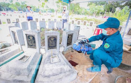 Từng phần hài cốt liệt sĩ được các cán bộ, chiến sĩ nâng niu bằng tất cả sự thành kính, như một lời tri ân dành cho những người đã hiến trọn tuổi xuân vì độc lập, tự do của Tổ quốc. Ảnh: Giang Phương – TTXVN