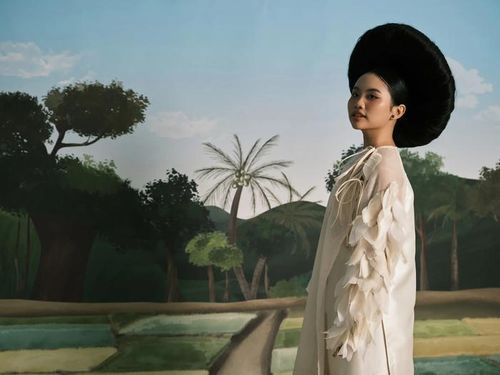 Phương Mỹ Chi chính thức trở lại đường đua âm nhạc sau 3 năm kể từ album Vũ trụ cò bay.