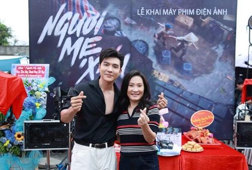 Nghệ sĩ Hồng Đào và Steven Nguyễn trong ngày khai máy phim "Người mẹ xấu".