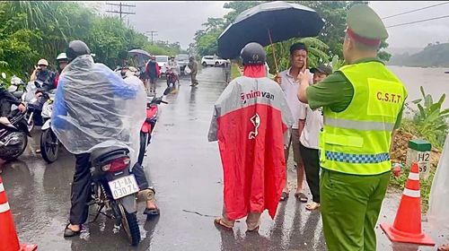 Lực lượng chức năng đã khẩn trương chốt chặn, phân luồng giao thông sau vụ sạt lở nghiêm trọng trên tuyến đường tỉnh 161