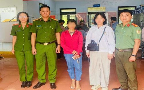 Cán bộ Phòng Quản lý xuất nhập cảnh, Công an phường Bắc Gia Nghĩa hỗ trợ công dân về với gia đình. Ảnh: Công an Lâm Đồng