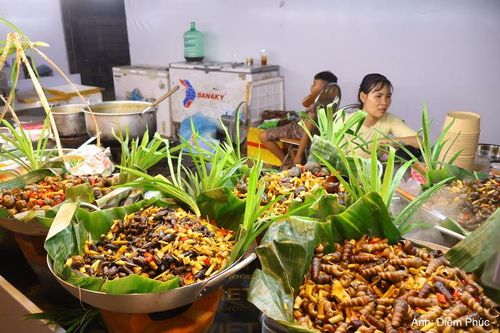 Những món ăn truyền thống được người Việt mang đến lễ hội và trưng bày đậm chất địa phương.