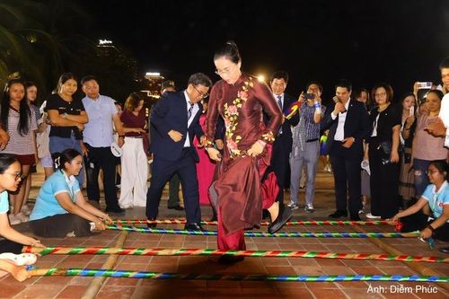 Các đại biểu cùng trải nghiệm trò chơi dân gian Việt Nam.